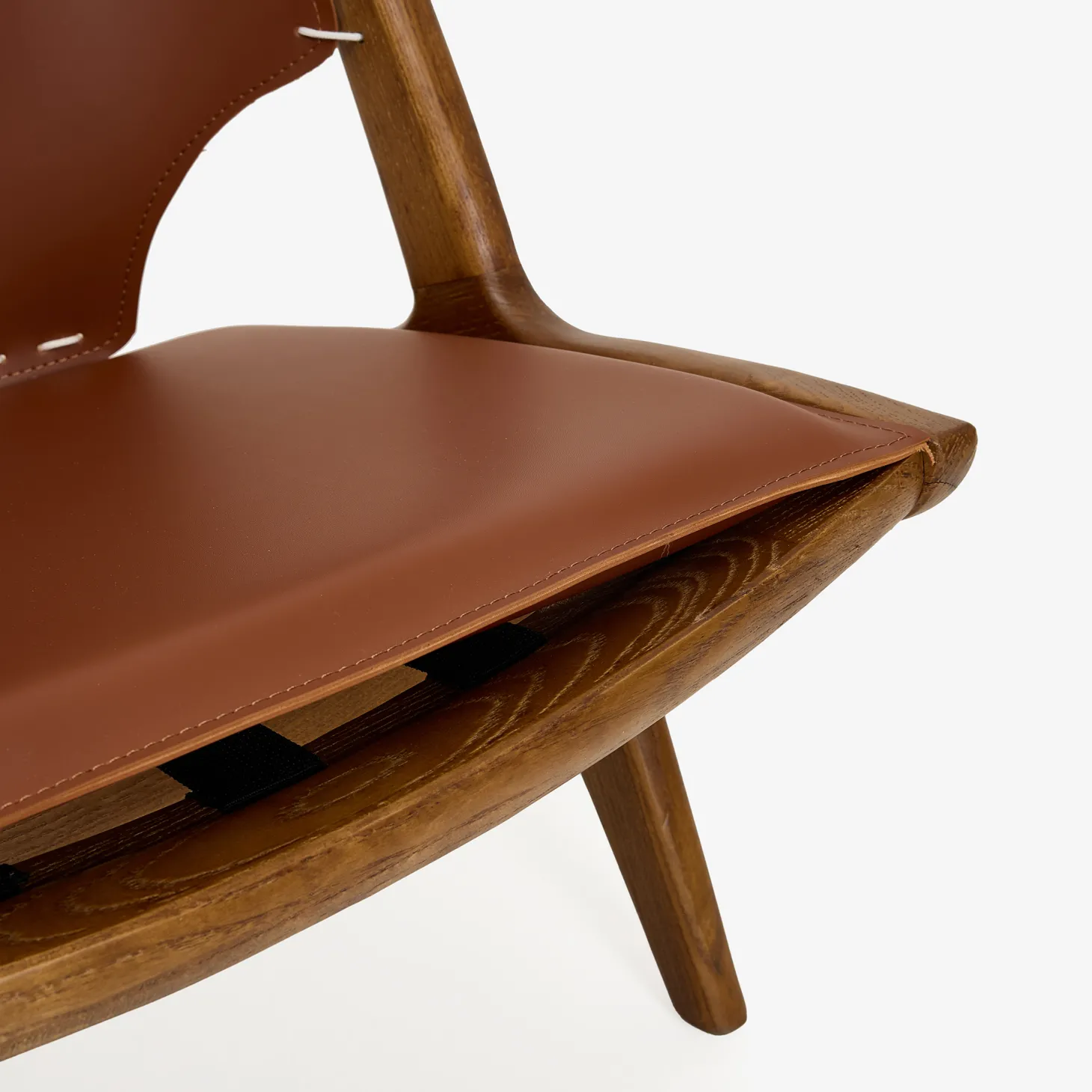 Butaca de madera olmo y cuero Brena 60x49x76cm Clau&Chloe
