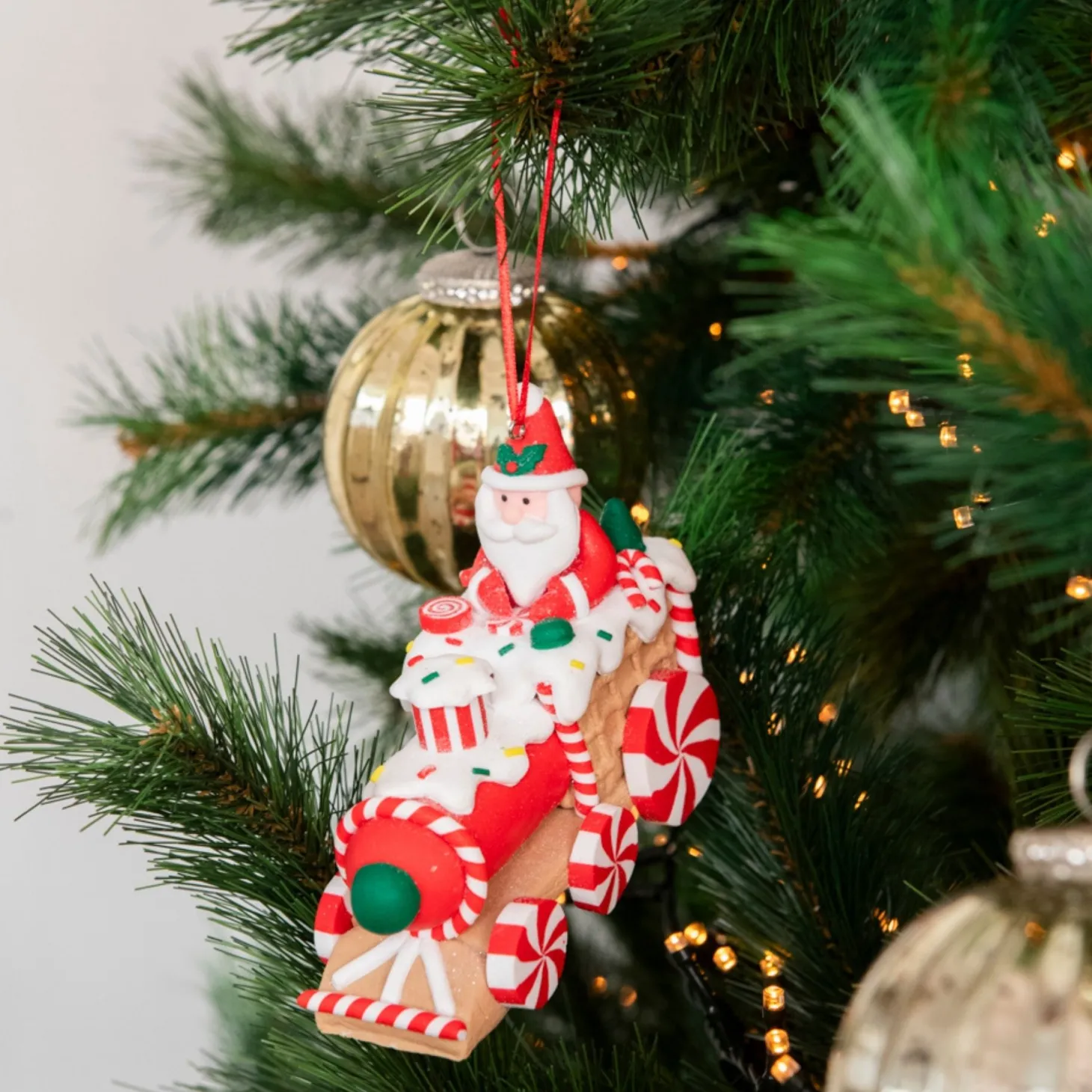 Figura decorativa de dolomita Santa Claus en tren 10,5cm