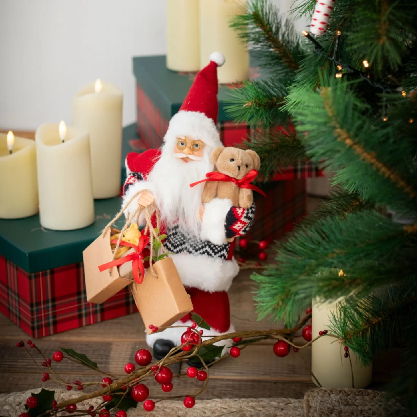 Figura decorativa Santa Claus con bolsa regalos y peluche 30cm