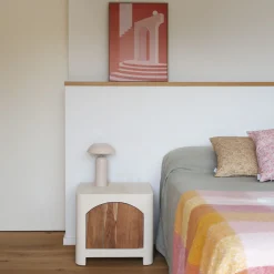 Mesita de noche de madera de acacia y microcemento Kurli 50x40x45cm Clau&Chloe