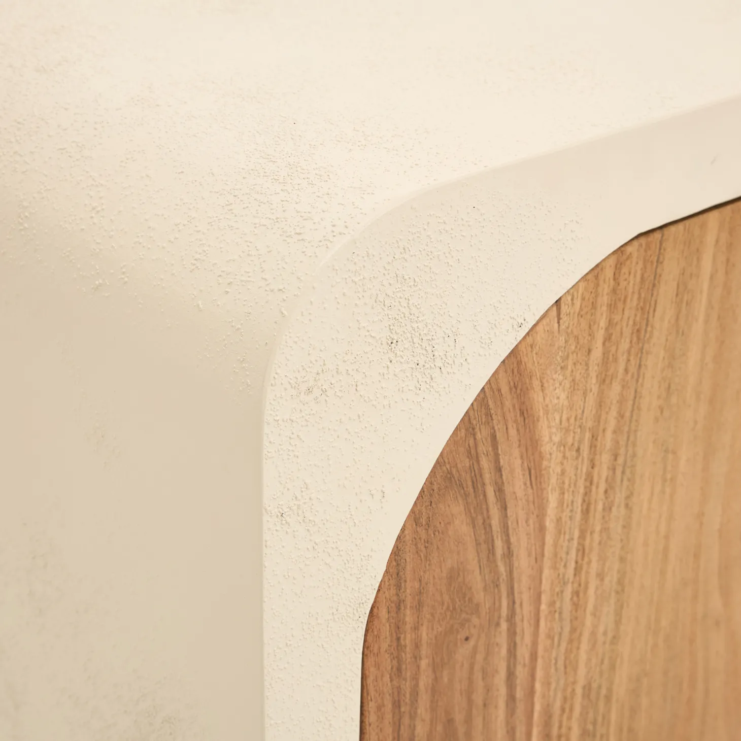Mueble de TV de microcemento y madera de acacia Kurli 140x35x45cm Clau&Chloe