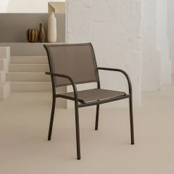 Silla de jardín apilable con reposabrazos de aluminio marrón Feroe 65x56x88cm