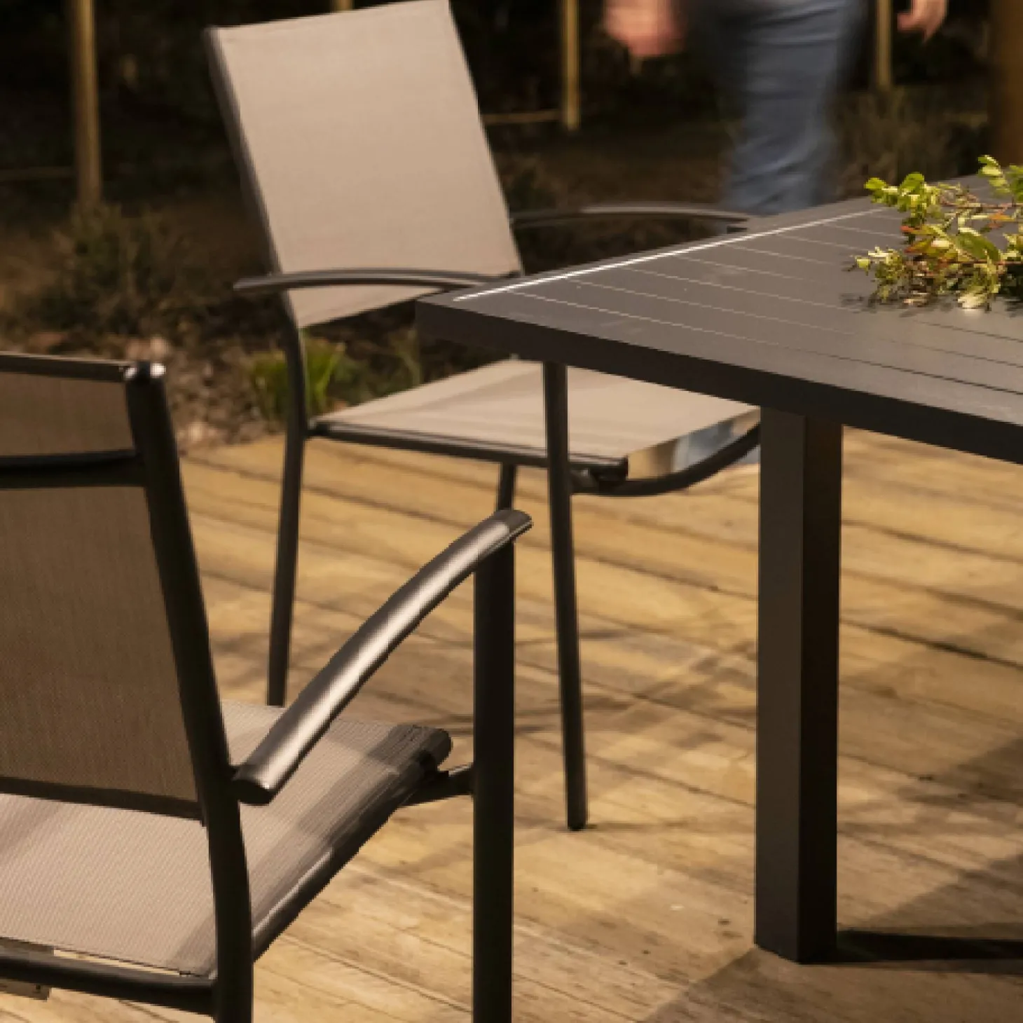 Silla de jardín apilable con reposabrazos de aluminio marrón Feroe 65x56x88cm